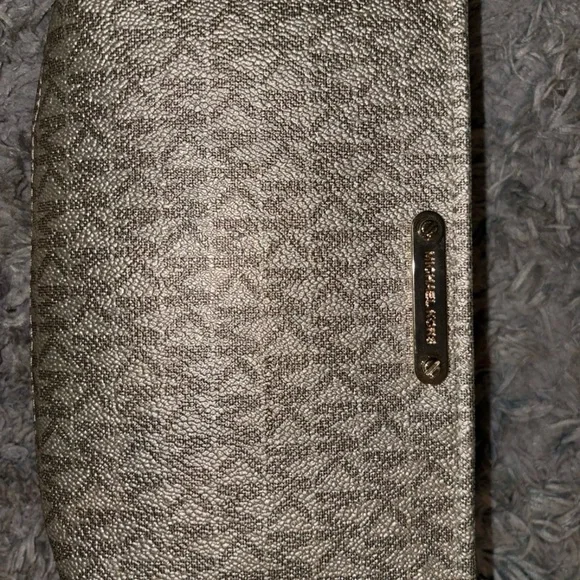 New Michael Kors Gold Cross Body Bag With Box - Picture 3 of 5